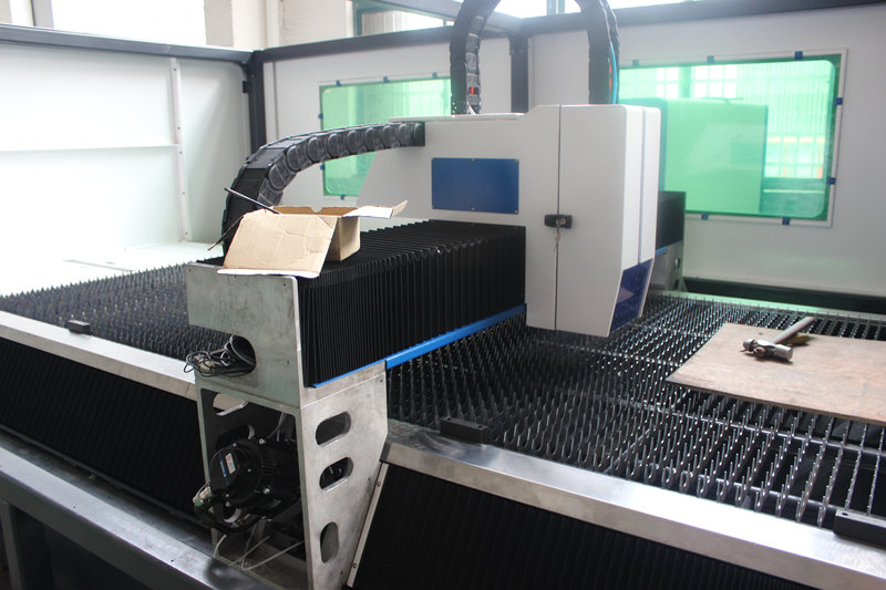 IPG 700w stroj za lasersko rezanje lima u Kini Proizvođač